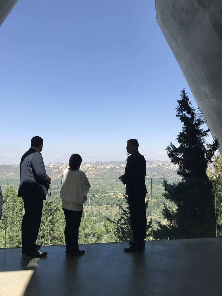 Premierul român pe esplanada Muzeului Yad Vashem - foto Q Magazine