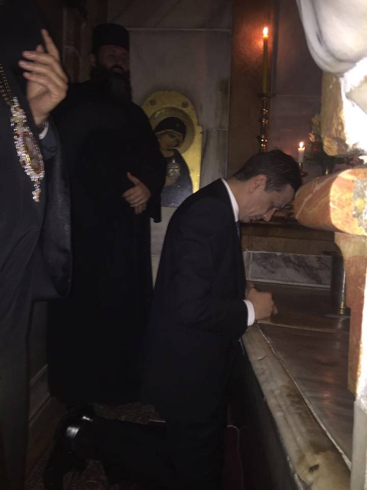 Premierul Grindeanu, la Mormântul Sfânt. Foto exclusiv Q Magazine