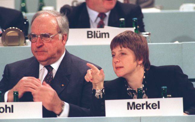 Helmut Kohl a murit. Cum a fost trădat de „mica fetiţă” Angela Merkel şi cum s-a răzbunat