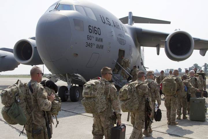Oregon Army National Guard Soldiers from the 41st Infantry Brigade Combat Team load onto an U.S. Air Force C-17 Globemaster III aircraft Aug. 13, 2013, bound for Afghanistan from Mihail Kogalniceanu Air Base, Romania. The flight is one of more than 500 deploying and redeploying transportation missions that the U.S. Army Europe's 21st Theater Sustainment Command and U.S. Air Force's 780th Expeditionary Airlift Squadron have supported since opening the transit hub in February 2014. (U.S. Army photo by Sgt. Brandon Hubbard, 21st TSC, USAREUR)