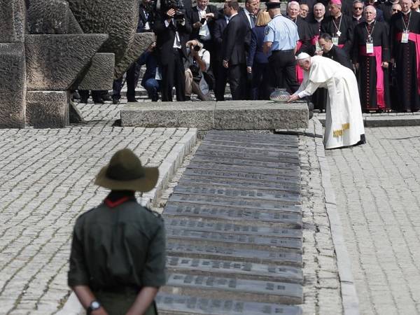 AP_PopeBent_BM_20160729_4x3_992