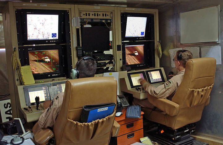 1024px-MQ-1_Predator_controls_2007-08-07