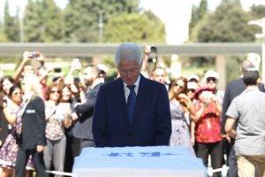 Clinton luându-și la revedere de la Shimon Peres