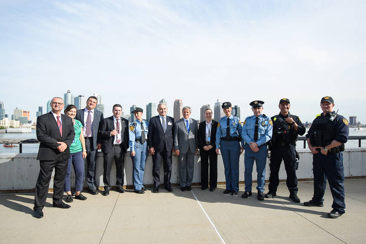 dacian ciolos impreuna cu ofiteri de securitate romani