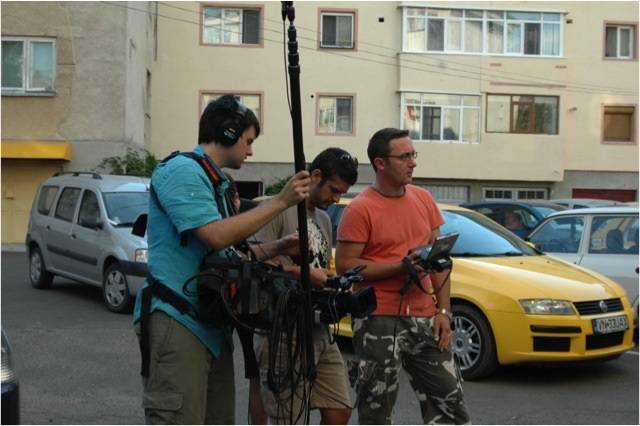 Moment din timpul filmarilor la Nunti muzici si casete video