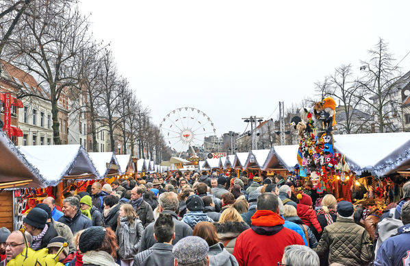 34184090 - brussels, belgium - november 30, 2014: christmas market in brussels, winter wonders. huge ferris wheel in place saint catherine on november 30, 2014 in brussels.