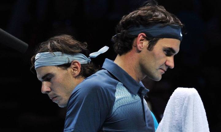 Switzerland's Roger Federer (R) and Spain's Rafael Nadal (L) pass each other as they change ends during their singles semi-final match on the seventh day of the ATP World Tour Finals tennis tournament in London on November 10, 2013. AFP PHOTO / CARL COURTCARL COURT/AFP/Getty Images ORIG FILE ID: 524526031