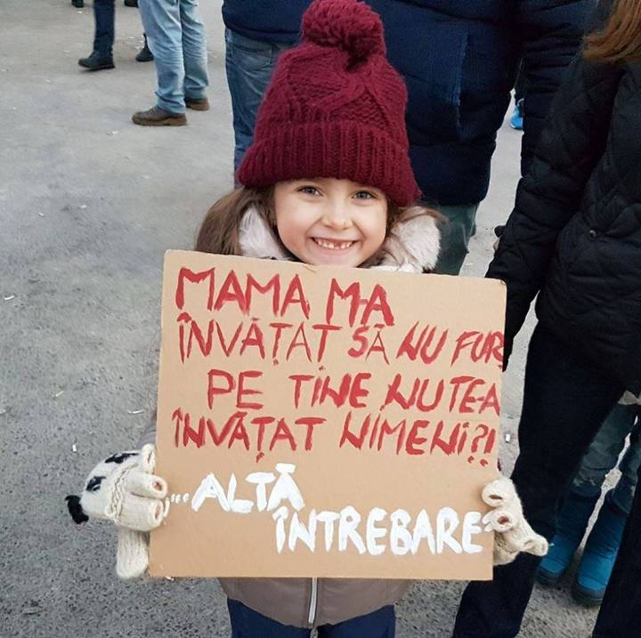 Mar%C8%99ul+copiilor.+Sute+de+p%C4%83rin%C8%9Bi+cu+copii+protesteaz%C4%83%2C+s%C3%A2mb%C4%83t%C4%83%2C+%C3%AEn+fa%C8%9Ba+Guvernului%3A+Ei+au+venit+cu+huliganii%2C+noi%2C+cu+copiii%21_608734