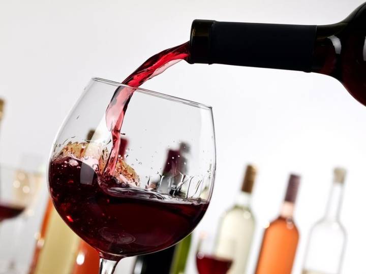 bei-vin-rosu-ce-sa-faci-ca-sa-nu-ti-patezi-dintii_size1