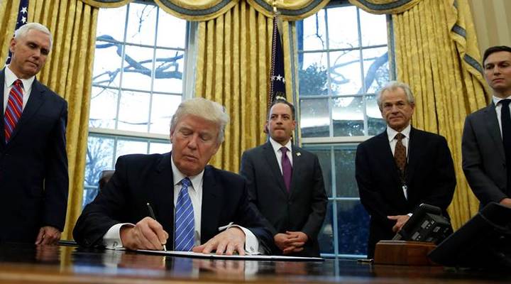 Președintele Donald Trump, la Casa Albă, alături de consilieri