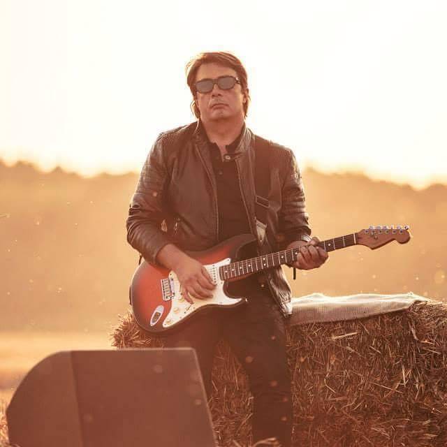 Chitaristul legendarei trupe Holograf, la filmarea celui mai recent videoclip, Dă-mi iubirea ta, Q Magazine