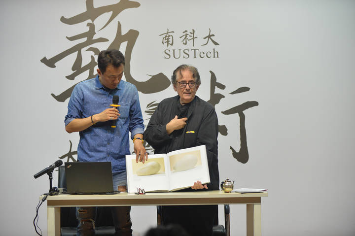 Radu Varia, la prima conferinţă despre Brâncuşi susţinută vreodată în China, la Universitatea din Shenzhen Q Magazine