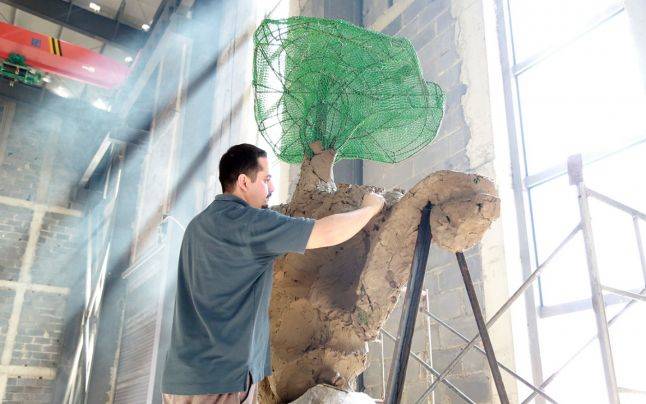 FOTO Artistul român care sculptează peste mări şi ţări. Bogdan Adrian Lefter realizeză al patrulea monument de anvergură în China