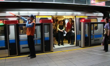 Panouri de protecție sunt instalate în multe stații de metrou din toată lumea, cu scopul de a proteja călătorii sau de a împiedica suicidul, Q Magazine