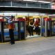 Panouri de protecție sunt instalate în multe stații de metrou din toată lumea, cu scopul de a proteja călătorii sau de a împiedica suicidul, Q Magazine
