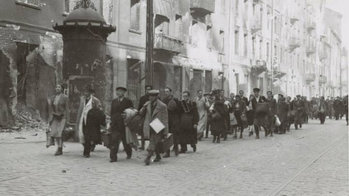 În-drum-spre-sinagogă-și-de-acolo-spre-camerele-de-gazare-Q-Magazine