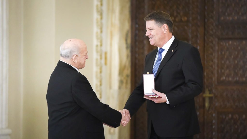 Dr. Aurel Vainer primește o distincție de la Președintele României, Klaus Iohannis, Q Magazine