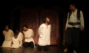 Piesa regizata de Ivona Boitan pune in scena martiriul domnitorului roman care a fost decapitat impreuna cu toti fiii sai pentru ca nu a vrut sa renunte la crestinism, Q Magazine