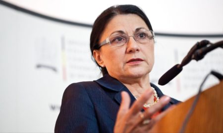 Un fost ministru al cărui nume a fost menționat în dosarul Microsoft este Ecaterina Andronescu, care a scăpat, oficial, de acuzațiile împotriva sa, Q Magazine