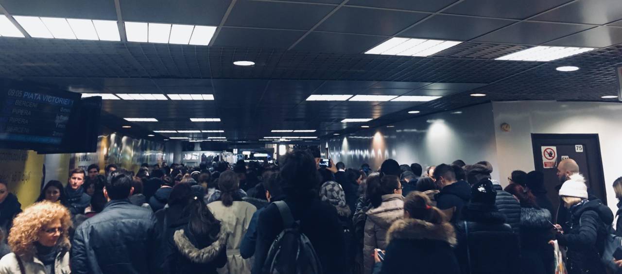 Aglomeratie in METROU, statia PIATA VICTORIEI