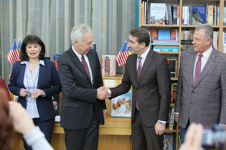 Ambasadorul Hans Klemm a luat parte la un eveniment cultural din orașul Piatra Neamț, unde a putut împărtăși literatura poporului american cu românii pasionați de autorii clasici, Q Magazine