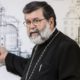 Părintele Nicolae Crângașu, în timp ce prezenta proiectul pentru construirea Catedralei Mântuirii Neamului, viziunea Regelui Carol I pusă în practică, Q Magazine