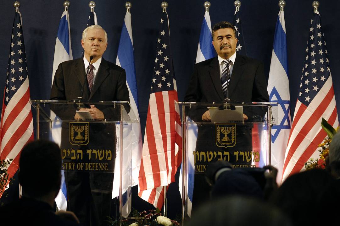 Amir-Peretz-si-Robert-M.-Gates-la-o-conferință-de-presă-în-Tel-Aviv-2007