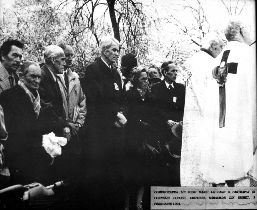 Comemorarea lui Iulia Manou la care a participat si Corneliu Coposu, Cimitirul saracilor din Sighet, februarie 1991, Q Magazine