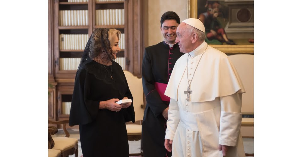 Viorica Dăncilă și Papa Francisc, la Vatican, în mai 2018 dancila_papa francisc