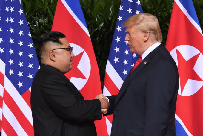 trump kim stringere maini