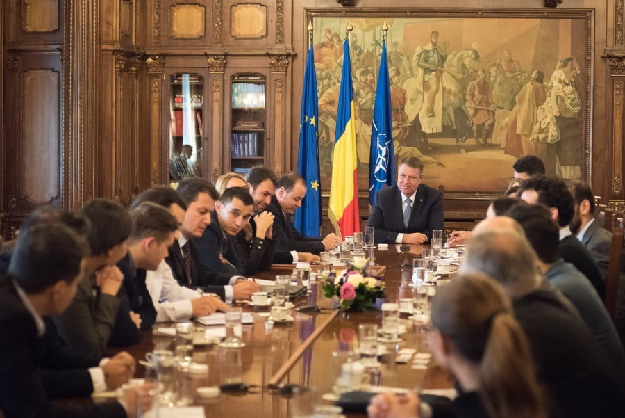 Presedintele Romaniei este iresponsabil cand invita societatea civila la miscari de strada, Renate Weber pentru Q Magazine