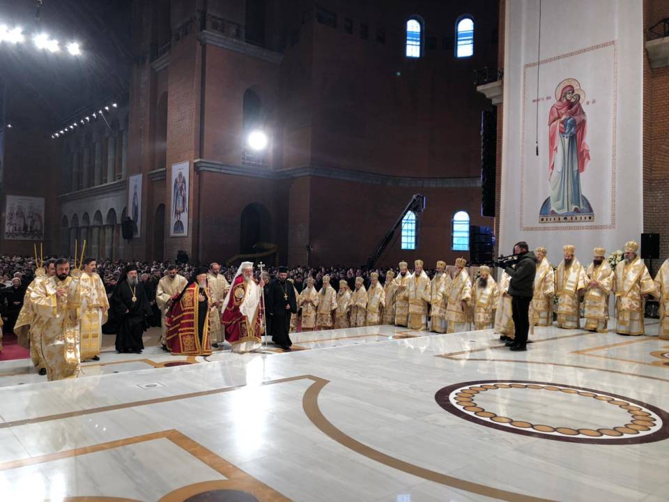 Momente dinainte de inceperea sfintirii Catedralei Neamului (2)