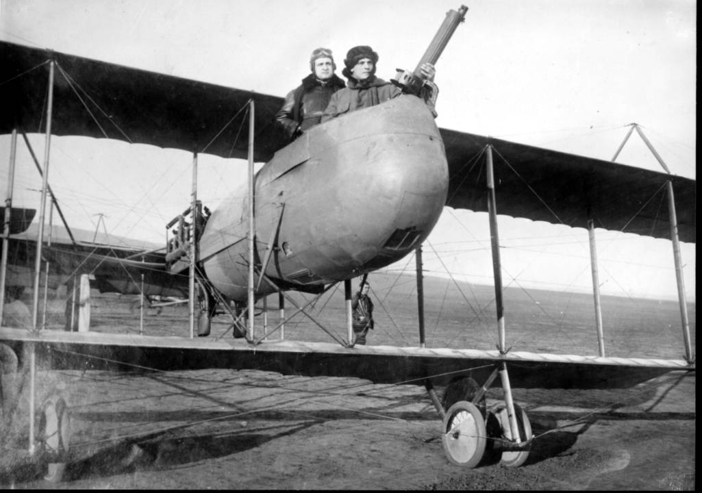  Doi viitori miniștri: căpitanul aviator Radu Irimescu și locotenentul observator Grigore Gafencu (cu mâna pe mitralieră), la bordul unui avion de informații și bombardament de tipul Farman 40.