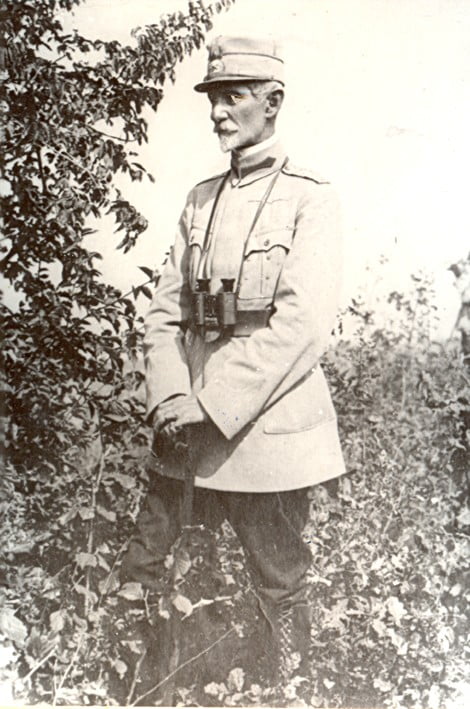 Generalul de corp de armată Alexandru Averescu, comandant al Armatei a II-a în anii 1916-1917. A deținut de trei ori funcția de prim-ministru al României (1918, 1920-1921 și 1926-1927), iar în 1930 a fost ridicat la rangul de mareșal. 