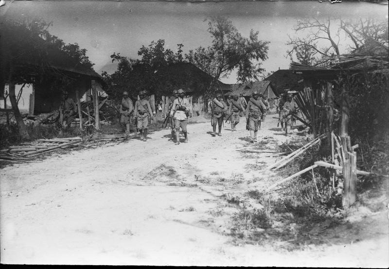 August 1916. Ostașii români traversează satul Mărășești în drum spre linia frontului.