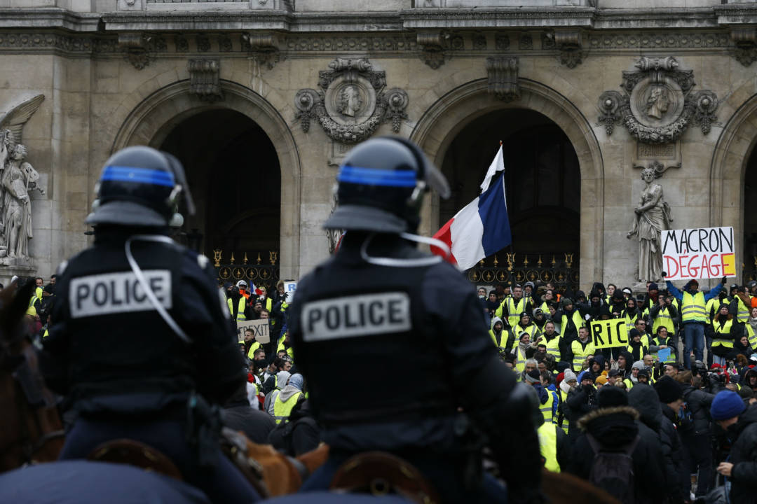 FAKE NEWS la France TV. A fost retuşată o pancartă anti-Macron-QMagazine (2)