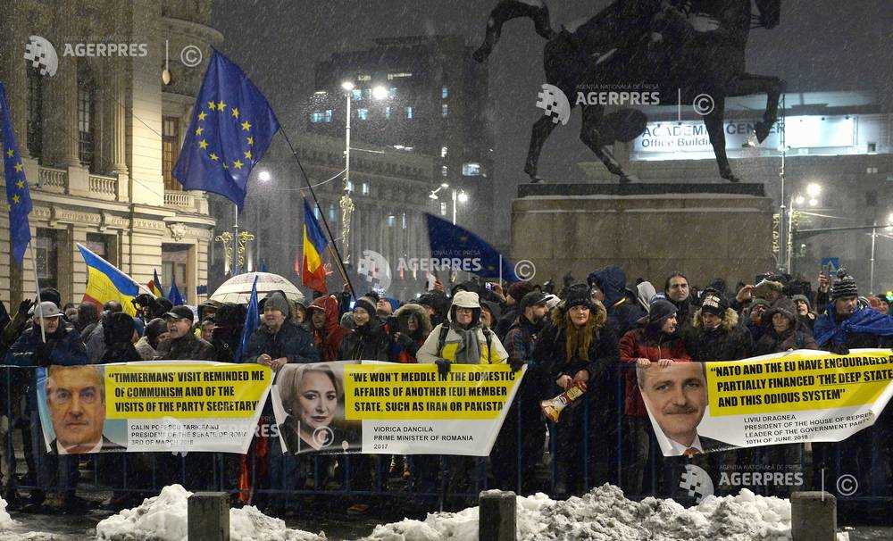 Mai multe persoane protesteaza in fata Palatului Regal-QMagazine-Preluarea presedintiei CUE