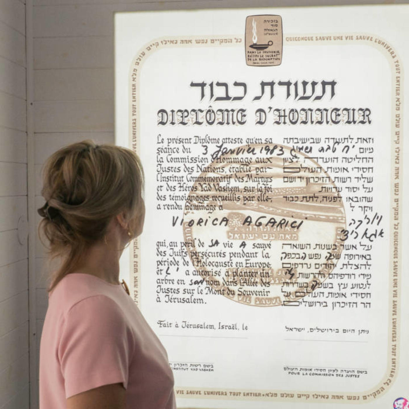 Diploma și titlul „Drepți între popoare acordate de statul Israel Vioricăi Agarici, post mortem, în 1983, Q Magazine
