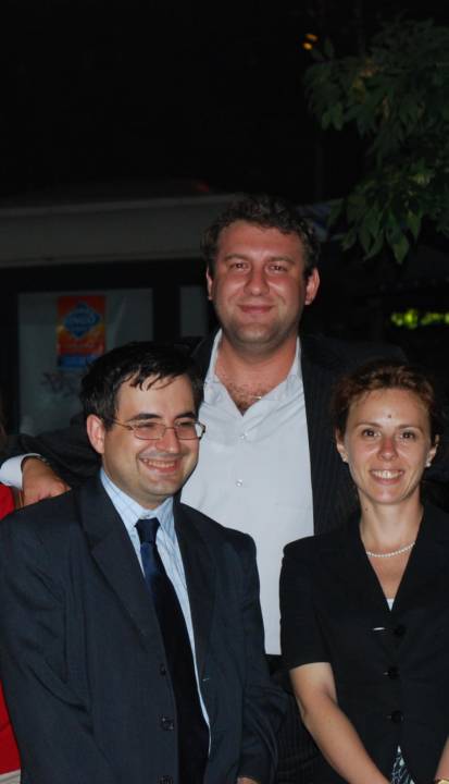 Catrinel Brumar împreună cu Cosmin Dinescu (centru), secretarul general al MAE