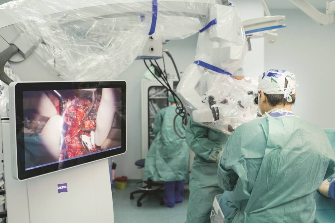 Microscop Kinevo 900 – OVIDIU GRAMESCU Coverstory QMagazine – SALVATORI LA SANADOR