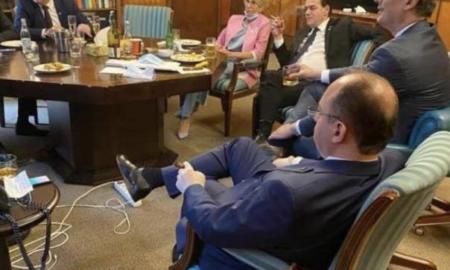 Guvernul Orban petrece in plina pandmeie fara masti si fara distantare sociala de ziua premierului in biroul acestuia